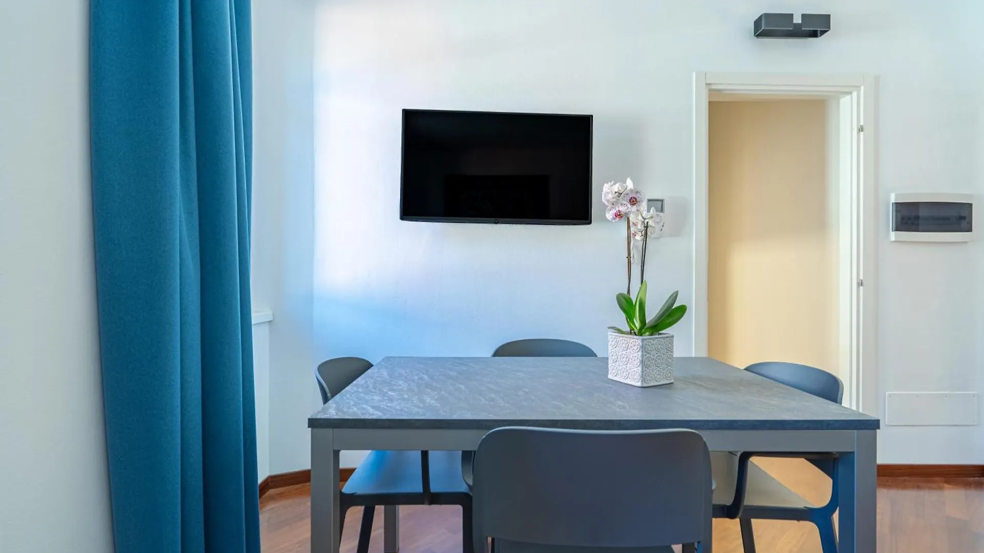 Greenlake Como Apt & Parking