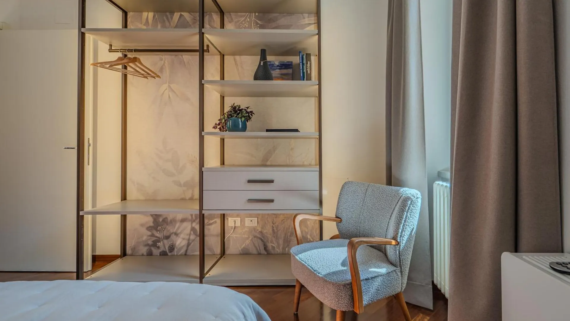 Greenlake Como Apt & Parking